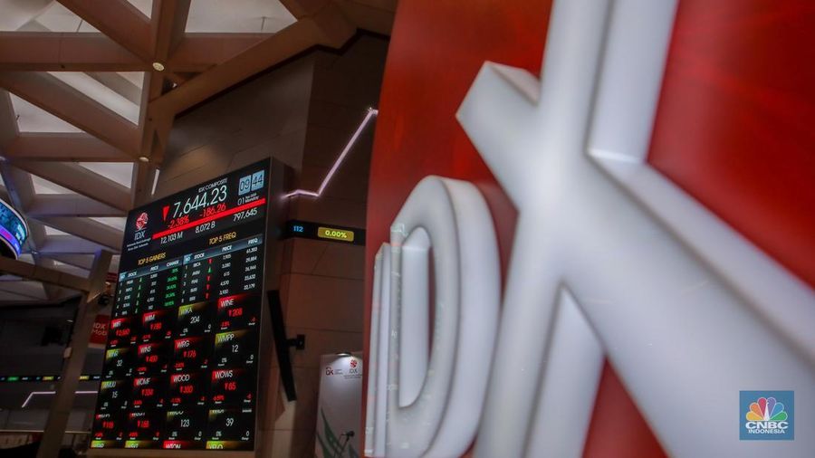 Layar menampilkan pergerakan Indeks Harga Saham Gabungan (IHSG) di Kantor Bursa Efek Indonesia (BEI), Jakarta, Senin (1/9/2025). Layar menampilkan pergerakan Indeks Harga Saham Gabungan (IHSG) di Kantor Bursa Efek Indonesia (BEI), Jakarta, Senin (1/9/2025). (CNBC Indonesia/Faisal Rahman)
