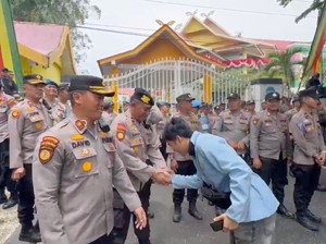 Aksi Demo di DPRD Riau Berlangsung Damai, Mahasiswa dan Polisi Salaman