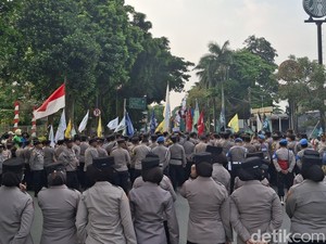 Mahasiswa Gelar Aksi Damai di Depan Istana Bogor, Bagi Bunga dan Doa Bersama