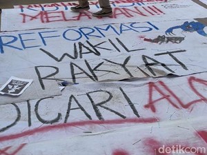 Mahasiswa FISIP Untan Tabur Cotton Bud Sindir Wakil Rakyat Budek