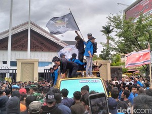 Demo di DPR Aceh, Massa Bawa Bendera Bintang Bulan-One Piece