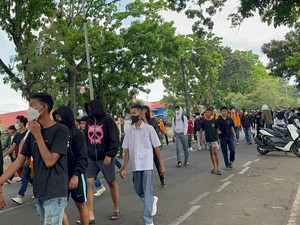 Massa Aksi Tiba di DPRD Jambi, Orasi Reformasi DPR-Polri