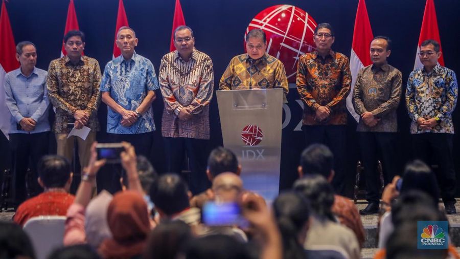Menko Perekonomian, Airlangga Hartarto saat Konferensi Pers Stabilitas Pasar Modal Indonesia di Kantor Bursa Efek Indonesia (BEI), Jakarta, Senin (1/9/2025). (CNBC Indonesia/Faisal Rahman)