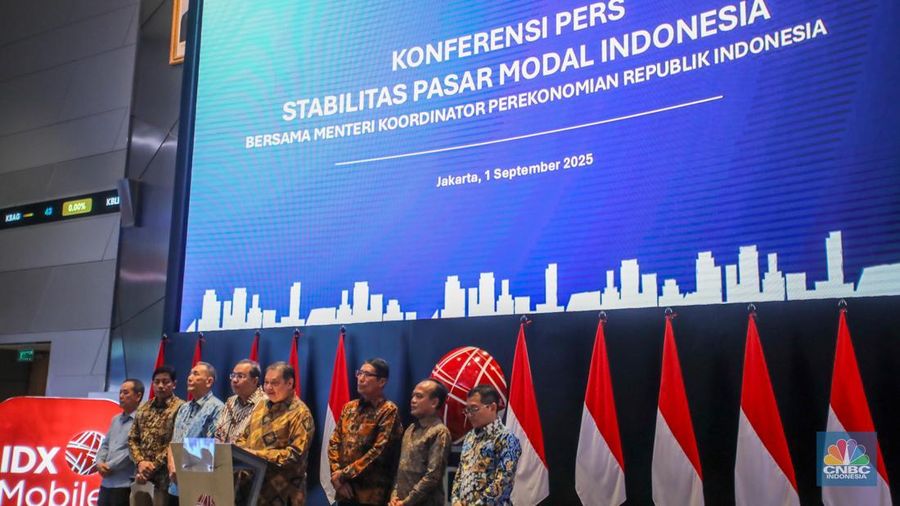 Menko Perekonomian, Airlangga Hartarto saat Konferensi Pers Stabilitas Pasar Modal Indonesia di Kantor Bursa Efek Indonesia (BEI), Jakarta, Senin (1/9/2025). (CNBC Indonesia/Faisal Rahman)