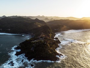 5 Pantai di Jawa Tengah dengan Pemandangan Paling Cantik