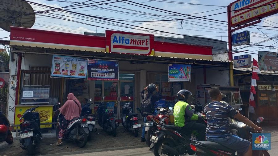Pantauan gerai ritel modern tetap buka meski kondisi tengah memanas, gerai ritel modern di kawasan Setibudi, Jakarta Selatan, Senin (1/9/2025). (CNBC Indonesia/Martyasari Rizky)