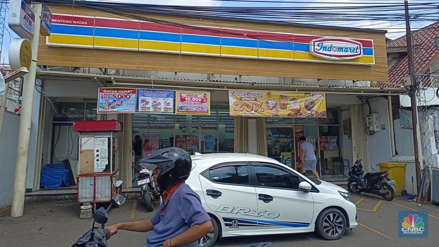 Pantauan gerai ritel modern tetap buka meski kondisi tengah memanas, gerai ritel modern di kawasan Setibudi, Jakarta Selatan, Senin (1/9/2025). (CNBC Indonesia/Martyasari Rizky)