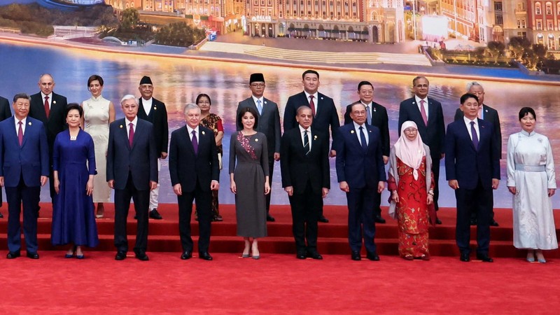 Para pemimpin dan pejabat, termasuk Presiden China Xi Jinping dan Presiden Rusia Vladimir Putin, menghadiri upacara foto di pertemuan puncak Organisasi Kerjasama Shanghai (SCO) di Tianjin, China, 31 Agustus 2025. Para pemimpin dan pejabat, termasuk Presiden China Xi Jinping dan Presiden Rusia Vladimir Putin, menghadiri upacara foto di pertemuan puncak Organisasi Kerjasama Shanghai (SCO) di Tianjin, China, 31 Agustus 2025. (Sputnik/Alexander Kazakov/Pool via REUTERS)