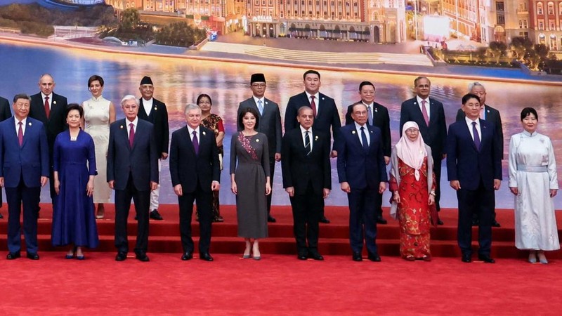 Para pemimpin dan pejabat, termasuk Presiden China Xi Jinping dan Presiden Rusia Vladimir Putin, menghadiri upacara foto di pertemuan puncak Organisasi Kerjasama Shanghai (SCO) di Tianjin, China, 31 Agustus 2025. (Sputnik/Alexander Kazakov/Pool via REUTERS)