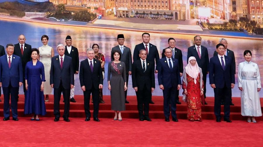 Para pemimpin dan pejabat, termasuk Presiden China Xi Jinping dan Presiden Rusia Vladimir Putin, menghadiri upacara foto di pertemuan puncak Organisasi Kerjasama Shanghai (SCO) di Tianjin, China, 31 Agustus 2025. Para pemimpin dan pejabat, termasuk Presiden China Xi Jinping dan Presiden Rusia Vladimir Putin, menghadiri upacara foto di pertemuan puncak Organisasi Kerjasama Shanghai (SCO) di Tianjin, China, 31 Agustus 2025. (Sputnik/Alexander Kazakov/Pool via REUTERS)