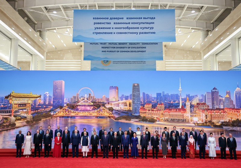 Para pemimpin dan pejabat, termasuk Presiden China Xi Jinping dan Presiden Rusia Vladimir Putin, menghadiri upacara foto di pertemuan puncak Organisasi Kerjasama Shanghai (SCO) di Tianjin, China, 31 Agustus 2025. Para pemimpin dan pejabat, termasuk Presiden China Xi Jinping dan Presiden Rusia Vladimir Putin, menghadiri upacara foto di pertemuan puncak Organisasi Kerjasama Shanghai (SCO) di Tianjin, China, 31 Agustus 2025. (Sputnik/Alexander Kazakov/Pool via REUTERS)