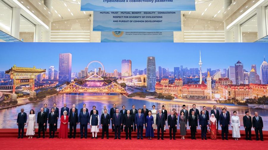 Para pemimpin dan pejabat, termasuk Presiden China Xi Jinping dan Presiden Rusia Vladimir Putin, menghadiri upacara foto di pertemuan puncak Organisasi Kerjasama Shanghai (SCO) di Tianjin, China, 31 Agustus 2025. Para pemimpin dan pejabat, termasuk Presiden China Xi Jinping dan Presiden Rusia Vladimir Putin, menghadiri upacara foto di pertemuan puncak Organisasi Kerjasama Shanghai (SCO) di Tianjin, China, 31 Agustus 2025. (Sputnik/Alexander Kazakov/Pool via REUTERS)