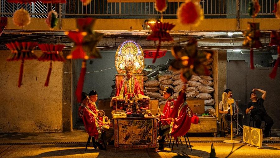 Para pendeta Tao mengambil bagian dalam ritual selama festival Hantu Lapar atau Yu Lan di Wah Fu Estate di Hong Kong pada tanggal 31 Agustus 2025. (Photo by Leung Man Hei / AFP)