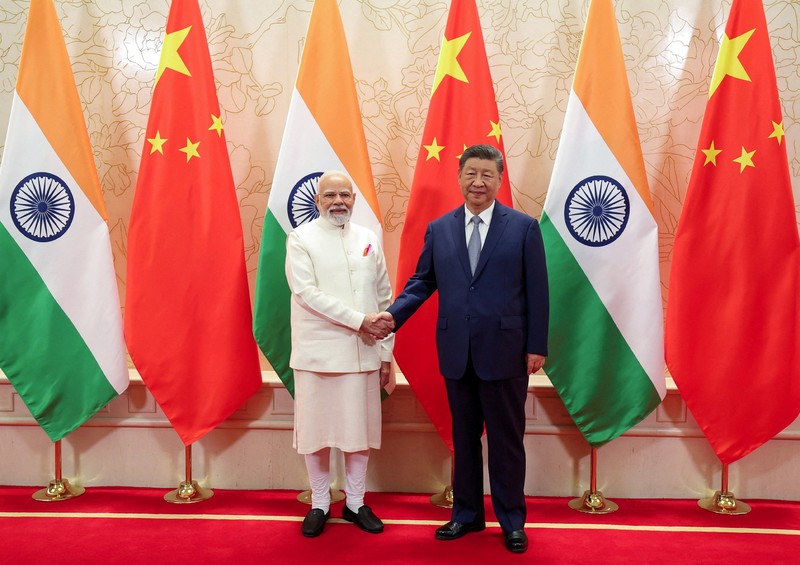 Para pemimpin dan pejabat, termasuk Presiden China Xi Jinping dan Presiden Rusia Vladimir Putin, menghadiri upacara foto di pertemuan puncak Organisasi Kerjasama Shanghai (SCO) di Tianjin, China, 31 Agustus 2025. Para pemimpin dan pejabat, termasuk Presiden China Xi Jinping dan Presiden Rusia Vladimir Putin, menghadiri upacara foto di pertemuan puncak Organisasi Kerjasama Shanghai (SCO) di Tianjin, China, 31 Agustus 2025. (Sputnik/Alexander Kazakov/Pool via REUTERS)