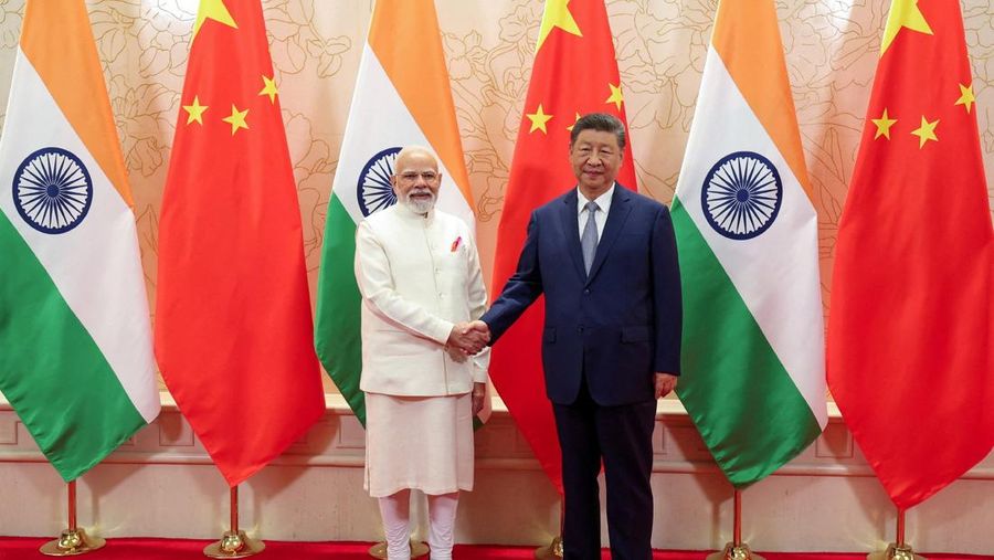 Para pemimpin dan pejabat, termasuk Presiden China Xi Jinping dan Presiden Rusia Vladimir Putin, menghadiri upacara foto di pertemuan puncak Organisasi Kerjasama Shanghai (SCO) di Tianjin, China, 31 Agustus 2025. Para pemimpin dan pejabat, termasuk Presiden China Xi Jinping dan Presiden Rusia Vladimir Putin, menghadiri upacara foto di pertemuan puncak Organisasi Kerjasama Shanghai (SCO) di Tianjin, China, 31 Agustus 2025. (Sputnik/Alexander Kazakov/Pool via REUTERS)
