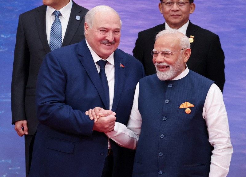 Para pemimpin dan pejabat, termasuk Presiden China Xi Jinping dan Presiden Rusia Vladimir Putin, menghadiri upacara foto di pertemuan puncak Organisasi Kerjasama Shanghai (SCO) di Tianjin, China, 31 Agustus 2025. Para pemimpin dan pejabat, termasuk Presiden China Xi Jinping dan Presiden Rusia Vladimir Putin, menghadiri upacara foto di pertemuan puncak Organisasi Kerjasama Shanghai (SCO) di Tianjin, China, 31 Agustus 2025. (Sputnik/Alexander Kazakov/Pool via REUTERS)