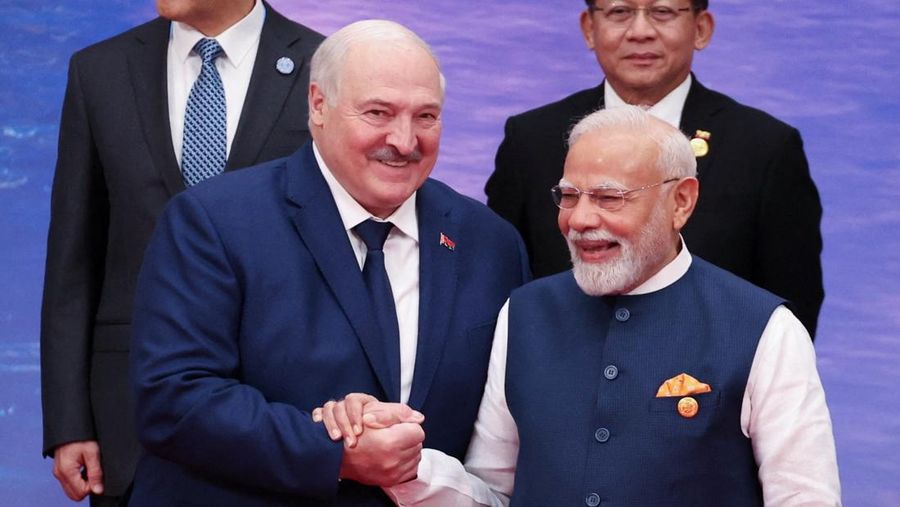 Para pemimpin dan pejabat, termasuk Presiden China Xi Jinping dan Presiden Rusia Vladimir Putin, menghadiri upacara foto di pertemuan puncak Organisasi Kerjasama Shanghai (SCO) di Tianjin, China, 31 Agustus 2025. Para pemimpin dan pejabat, termasuk Presiden China Xi Jinping dan Presiden Rusia Vladimir Putin, menghadiri upacara foto di pertemuan puncak Organisasi Kerjasama Shanghai (SCO) di Tianjin, China, 31 Agustus 2025. (Sputnik/Alexander Kazakov/Pool via REUTERS)