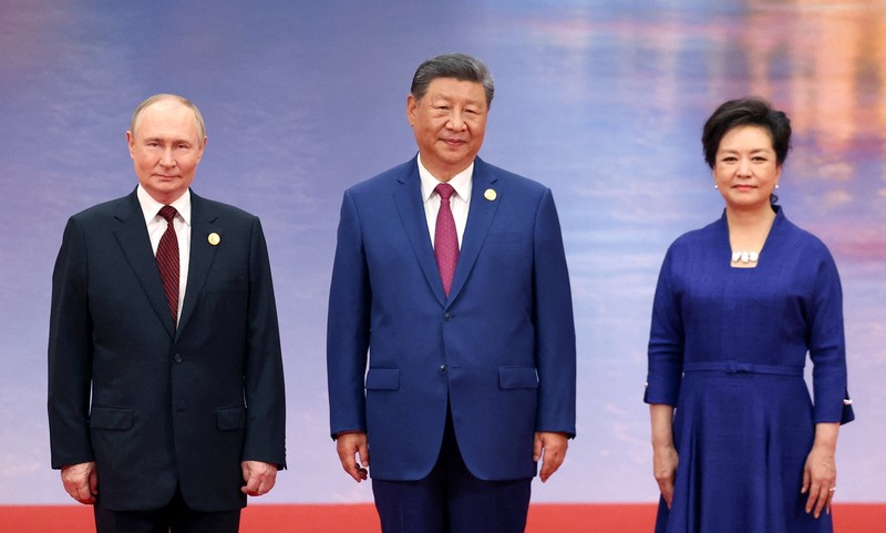 Para pemimpin dan pejabat, termasuk Presiden China Xi Jinping dan Presiden Rusia Vladimir Putin, menghadiri upacara foto di pertemuan puncak Organisasi Kerjasama Shanghai (SCO) di Tianjin, China, 31 Agustus 2025. Para pemimpin dan pejabat, termasuk Presiden China Xi Jinping dan Presiden Rusia Vladimir Putin, menghadiri upacara foto di pertemuan puncak Organisasi Kerjasama Shanghai (SCO) di Tianjin, China, 31 Agustus 2025. (Sputnik/Alexander Kazakov/Pool via REUTERS)