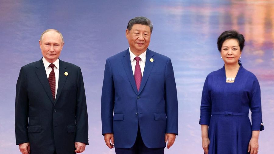 Para pemimpin dan pejabat, termasuk Presiden China Xi Jinping dan Presiden Rusia Vladimir Putin, menghadiri upacara foto di pertemuan puncak Organisasi Kerjasama Shanghai (SCO) di Tianjin, China, 31 Agustus 2025. Para pemimpin dan pejabat, termasuk Presiden China Xi Jinping dan Presiden Rusia Vladimir Putin, menghadiri upacara foto di pertemuan puncak Organisasi Kerjasama Shanghai (SCO) di Tianjin, China, 31 Agustus 2025. (Sputnik/Alexander Kazakov/Pool via REUTERS)