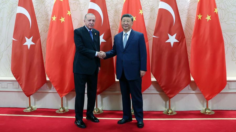 Para pemimpin dan pejabat, termasuk Presiden China Xi Jinping dan Presiden Rusia Vladimir Putin, menghadiri upacara foto di pertemuan puncak Organisasi Kerjasama Shanghai (SCO) di Tianjin, China, 31 Agustus 2025. (Sputnik/Alexander Kazakov/Pool via REUTERS)