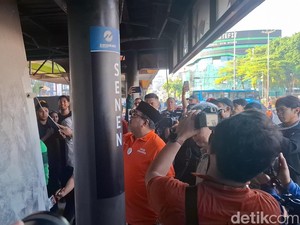 Rano Ikut Bersih-bersih Halte Senen, Imbau Jangan Rusak Fasilitas Umum