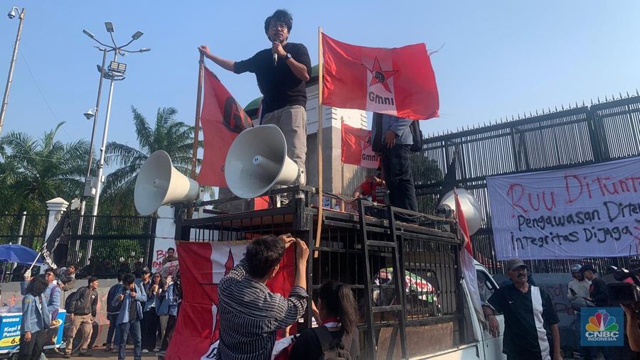 Sejumlah influencer melakukan aksi unjuk rasa di depan Gedung DPR RI. (CNBC Indonesia/Fergi)