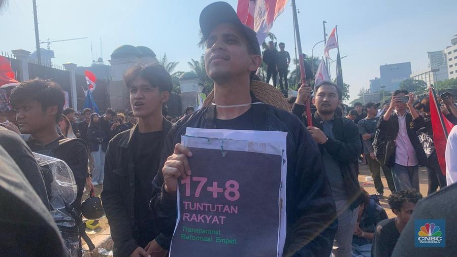 Sejumlah influencer melakukan aksi unjuk rasa di depan Gedung DPR RI. (CNBC Indonesia/Fergi)