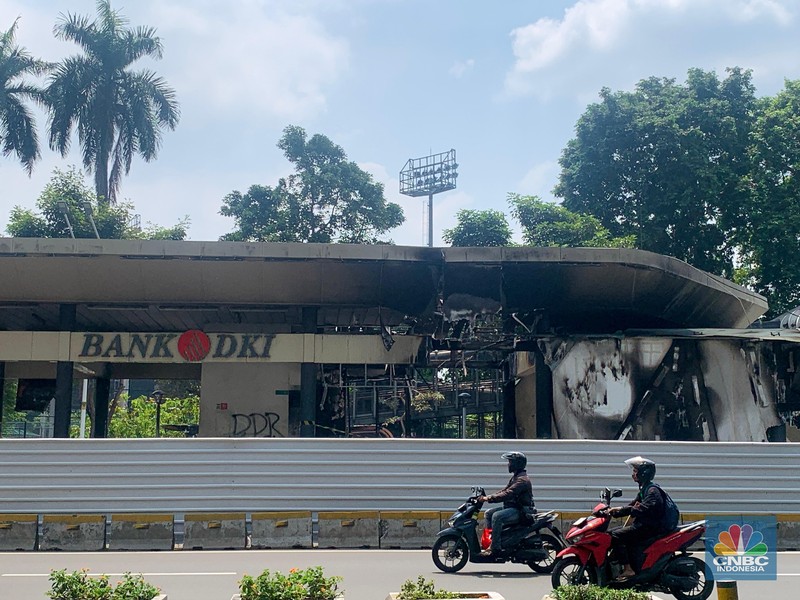 Sejumlah penumpang masih menggunakan halte TransJakarta Senayan Bank DKI, Jakarta, Senin (1/9/2025) usai terbakar pasca demonstrasi. Sejumlah penumpang masih menggunakan halte TransJakarta Senayan Bank DKI, Jakarta, Senin (1/9/2025) usai terbakar pasca demonstrasi. (CNBC Indonesia/Fergi Nadira)