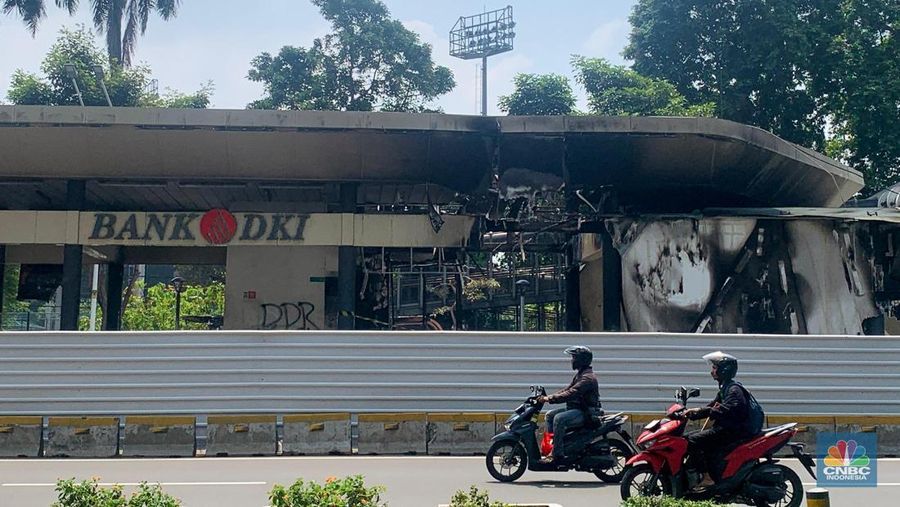 Sejumlah penumpang masih menggunakan halte TransJakarta Senayan Bank DKI, Jakarta, Senin (1/9/2025) usai terbakar pasca demonstrasi.  (CNBC Indonesia/Fergi Nadira)
