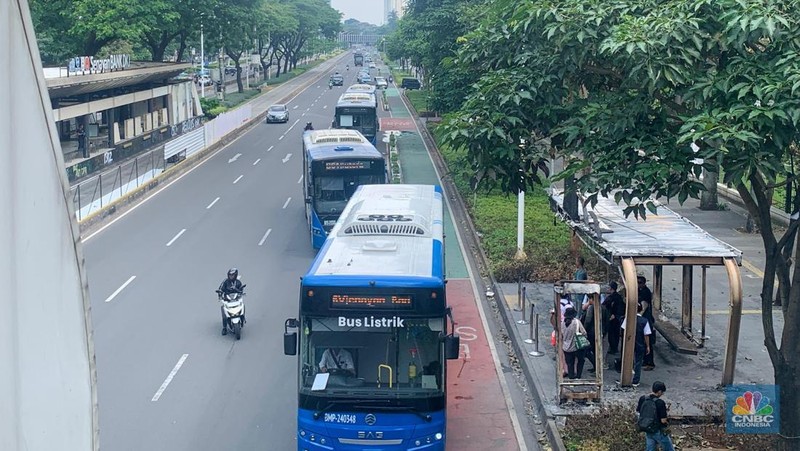 Sejumlah penumpang masih menggunakan halte TransJakarta Senayan Bank DKI, Jakarta, Senin (1/9/2025) usai terbakar pasca demonstrasi.  (CNBC Indonesia/Fergi Nadira)