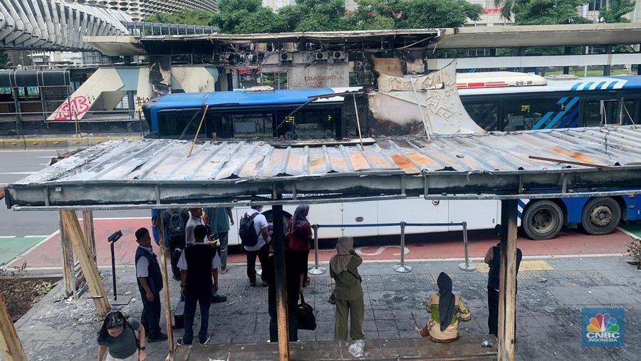 Sejumlah penumpang masih menggunakan halte TransJakarta Senayan Bank DKI, Jakarta, Senin (1/9/2025) usai terbakar pasca demonstrasi. (CNBC Indonesia/Fergi Nadira)