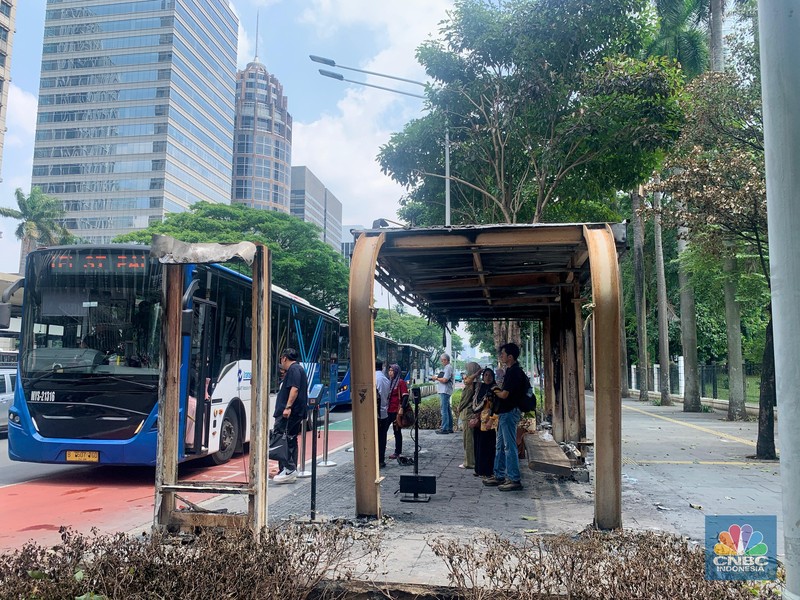 Sejumlah penumpang masih menggunakan halte TransJakarta Senayan Bank DKI, Jakarta, Senin (1/9/2025) usai terbakar pasca demonstrasi. Sejumlah penumpang masih menggunakan halte TransJakarta Senayan Bank DKI, Jakarta, Senin (1/9/2025) usai terbakar pasca demonstrasi. (CNBC Indonesia/Fergi Nadira)