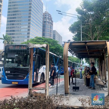 Potret Halte Bus TransJakarta Hangus Masih Beroperasi Demi Warga DKI
