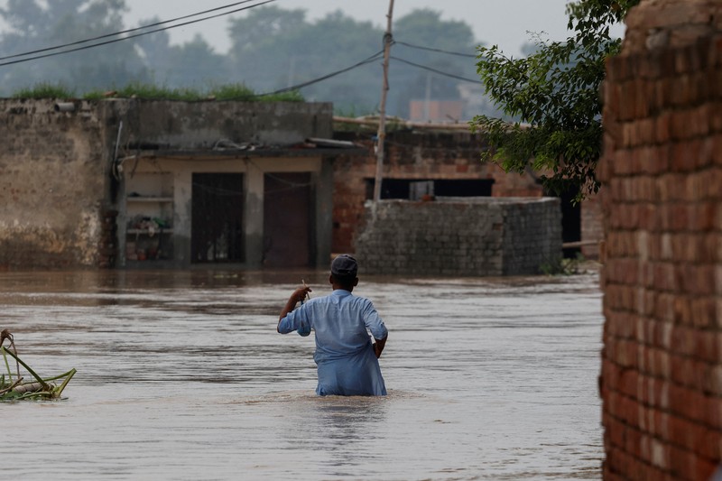 Seorang warga berjalan melewati daerah yang terendam banjir, menyusul hujan monsun dan naiknya permukaan air Sungai Sutlej, di desa Chanda Singh Wala dekat perbatasan Pakistan-India di distrik Kasur, provinsi Punjab, Pakistan, 29 Agustus 2025. Seorang warga berjalan melewati daerah yang terendam banjir, menyusul hujan monsun dan naiknya permukaan air Sungai Sutlej, di desa Chanda Singh Wala dekat perbatasan Pakistan-India di distrik Kasur, provinsi Punjab, Pakistan, 29 Agustus 2025. (REUTERS/Akhtar Soomro)