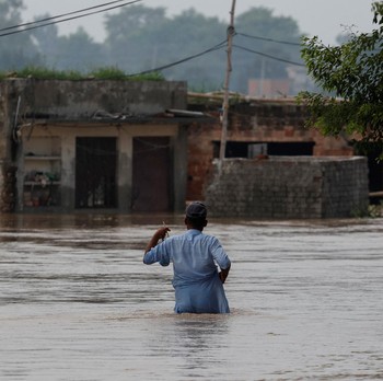 Potret Hujan Deras Sebabkan Banjir Dahsyat, 850 Orang Tewas