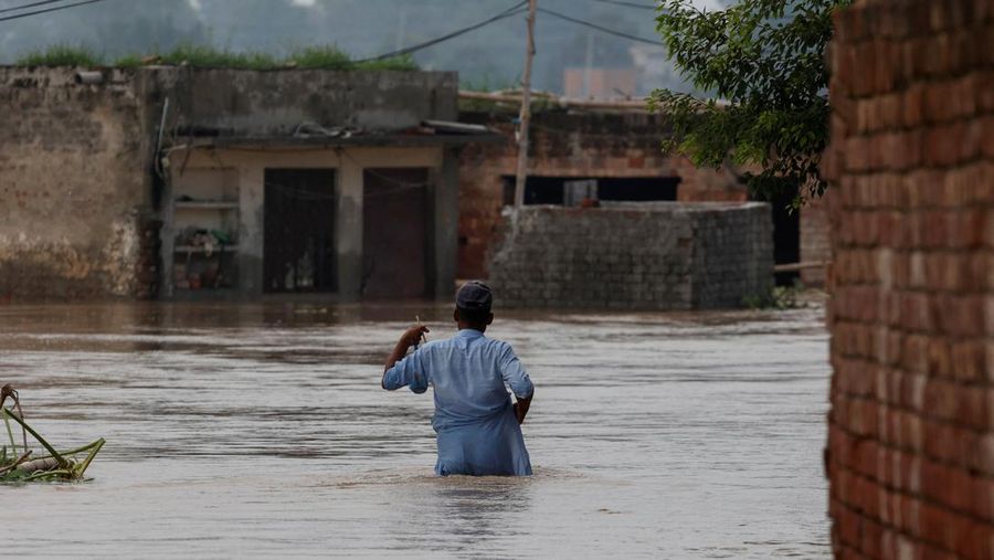 Seorang warga berjalan melewati daerah yang terendam banjir, menyusul hujan monsun dan naiknya permukaan air Sungai Sutlej, di desa Chanda Singh Wala dekat perbatasan Pakistan-India di distrik Kasur, provinsi Punjab, Pakistan, 29 Agustus 2025. Seorang warga berjalan melewati daerah yang terendam banjir, menyusul hujan monsun dan naiknya permukaan air Sungai Sutlej, di desa Chanda Singh Wala dekat perbatasan Pakistan-India di distrik Kasur, provinsi Punjab, Pakistan, 29 Agustus 2025. (REUTERS/Akhtar Soomro)