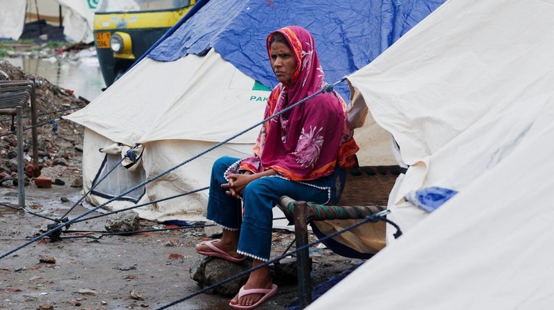 Seorang warga berjalan melewati daerah yang terendam banjir, menyusul hujan monsun dan naiknya permukaan air Sungai Sutlej, di desa Chanda Singh Wala dekat perbatasan Pakistan-India di distrik Kasur, provinsi Punjab, Pakistan, 29 Agustus 2025. (REUTERS/Akhtar Soomro)