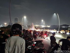 Bekasi Malam Ini: Warga Ramai di Jl Pangeran Jayakarta-Flyover Summarecon