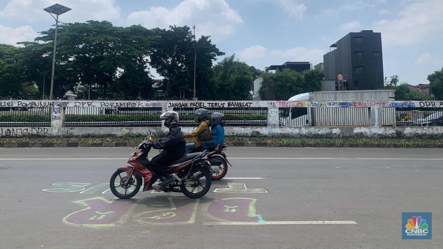 Situasi terkini Gedung DPR/MPR RI, Jakarta, Senin (1/9/2025). (CNBC Indonesia/Fergi Nadira)