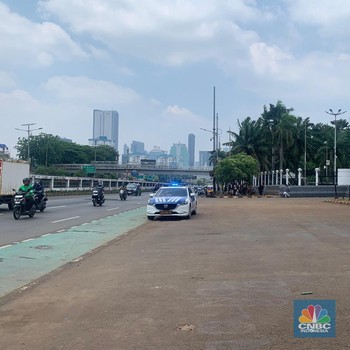 Potret Situasi Terkini di Depan Gedung DPR: Jalan Tol Dalam Kota Sepi