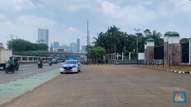 Potret Situasi Terkini di Depan Gedung DPR: Jalan Tol Dalam Kota Sepi