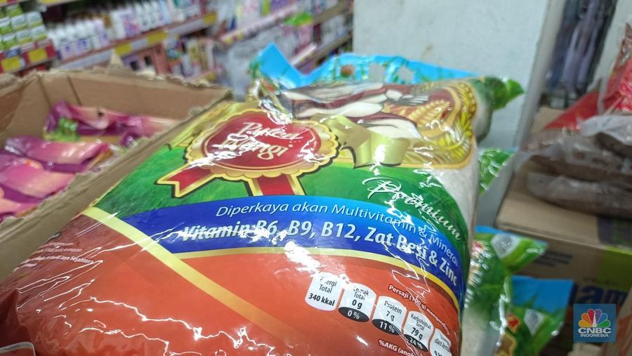 Stok beras di gerai ritel modern kawasan Setiabudi mulai tersedia, Senin (1/9/2025). (CNBC Indonesia/Martyasari Rizky)