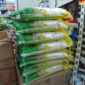 Stok beras di gerai ritel modern kawasan Setiabudi mulai tersedia, Senin (1/9/2025). (CNBC Indonesia/Martyasari Rizky)