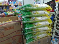 Stok beras di gerai ritel modern kawasan Setiabudi mulai tersedia, Senin (1/9/2025). (CNBC Indonesia/Martyasari Rizky)