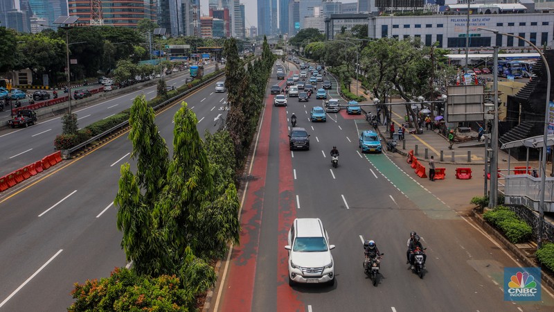 Suasana arus lalu-lintas di ruas Jalan Gatot Subroto, Jakarta, Senin (1/9/2025). Suasana arus lalu-lintas di ruas Jalan Gatot Subroto, Jakarta, Senin (1/9/2025). (CNBC Indonesia/Faisal Rahman)