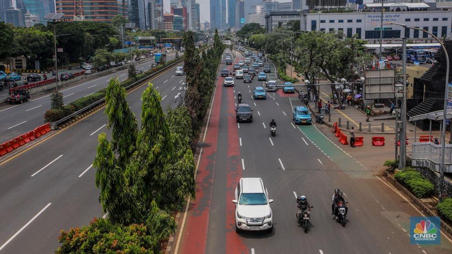 Suasana arus lalu-lintas di ruas Jalan Gatot Subroto, Jakarta, Senin (1/9/2025). Suasana arus lalu-lintas di ruas Jalan Gatot Subroto, Jakarta, Senin (1/9/2025). (CNBC Indonesia/Faisal Rahman)