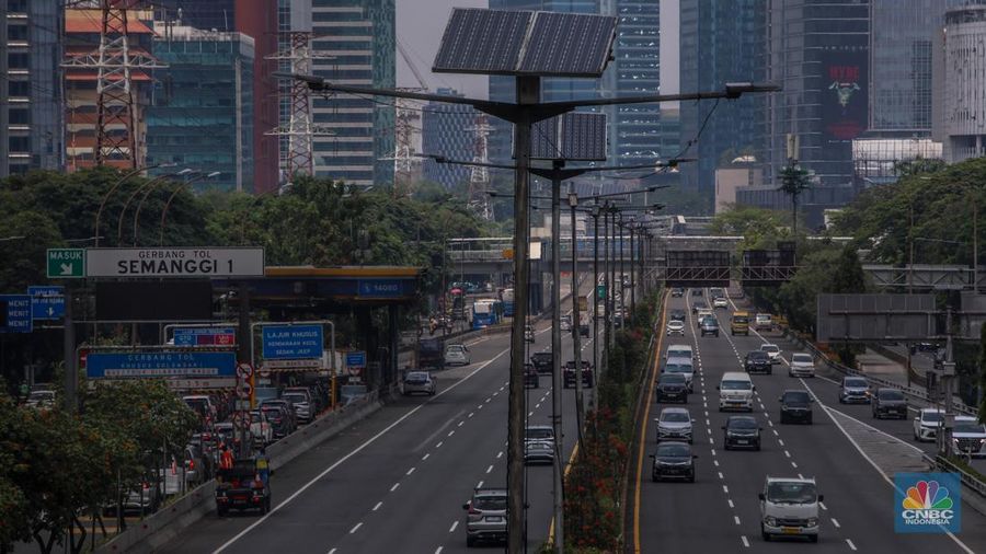 Suasana arus lalu-lintas di ruas Jalan Gatot Subroto, Jakarta, Senin (1/9/2025). (CNBC Indonesia/Faisal Rahman)