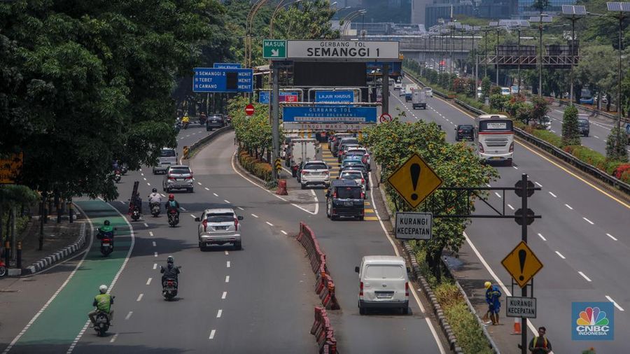 Suasana arus lalu-lintas di ruas Jalan Gatot Subroto, Jakarta, Senin (1/9/2025). (CNBC Indonesia/Faisal Rahman)