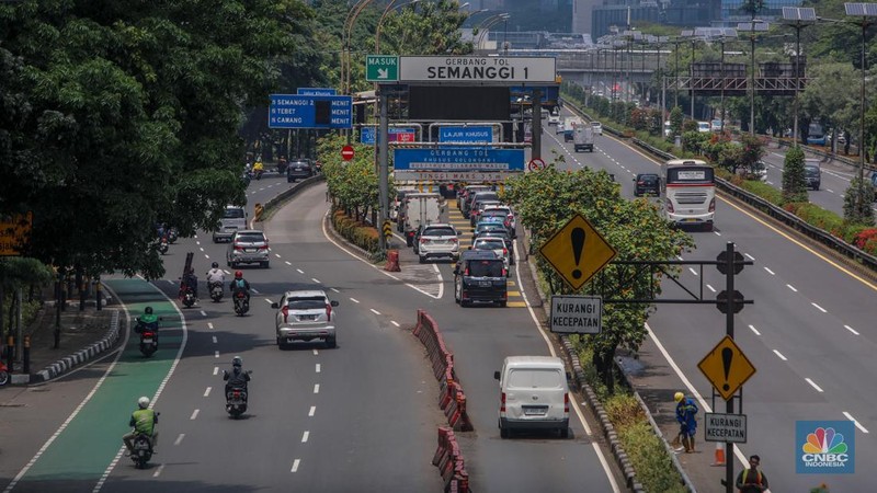 Suasana arus lalu-lintas di ruas Jalan Gatot Subroto, Jakarta, Senin (1/9/2025). (CNBC Indonesia/Faisal Rahman)