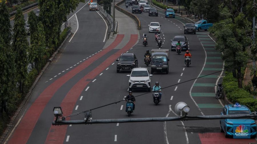 Suasana arus lalu-lintas di ruas Jalan Gatot Subroto, Jakarta, Senin (1/9/2025). (CNBC Indonesia/Faisal Rahman)
